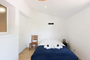 a bedroom with a bed with two towels on it at Les cinq soleils in Roquebrune-sur-Argens +14 photos