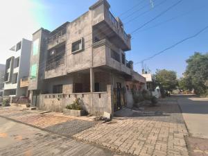 a building on the side of a street at Durga Bhakt Niwas in Tuljapur