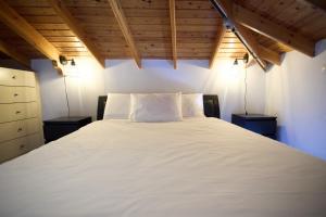 キオスにあるCozy Windmill View Apartmentの大きな白いベッドと2つのナイトスタンドを備えた寝室