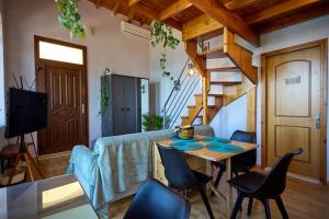 キオスにあるCozy Windmill View Apartmentの青いソファとテーブルと椅子のあるリビングルーム