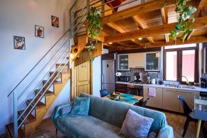 キオスにあるCozy Windmill View Apartmentのソファのあるリビングルームとキッチン +35枚の写真