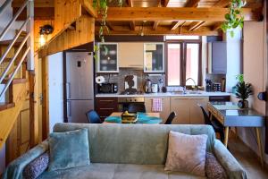 キオスにあるCozy Windmill View Apartmentのソファのあるリビングルームとキッチン
