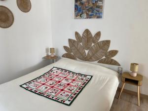 a white bed with a blanket on top of it at Maison à Sablet in Sablet