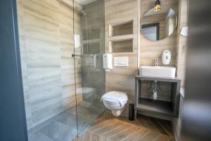a bathroom with a toilet and a sink and a shower at Sobe Biser Dunava - smještaj uz Dunav in Vukovar +34 photos