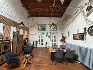 a dining room with a table and chairs in it at Wohnglück Alte Werft Leer in Leerort