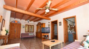 ein Wohnzimmer mit Sofa und Fernseher in der Unterkunft Can Bril in Campos