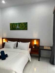 a hotel room with two beds and a table at JS Guest House in Seminyak