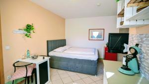 a small room with a bed and a table at Harmonie im Grünen-Erdgeschoss-Ferienwohnung mit eigenem Eingang und direktem Gartenzugang in Wathlingen