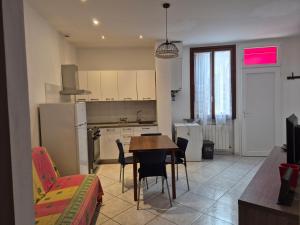 a kitchen and dining room with a table and chairs at Accogliente appartamento Fucecchio in Fucecchio
