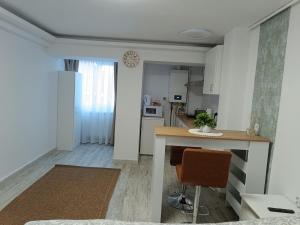 eine Küche mit Tisch und Arbeitsfläche in einem Zimmer in der Unterkunft Harmony Studio in Târgu Secuiesc