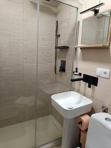ein Badezimmer mit Dusche und einem weißen Waschbecken in der Unterkunft Harmony Studio in Târgu Secuiesc