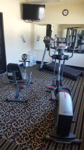 a gym with several treadmills and exercise bikes at The Rutledge Inn in Luverne