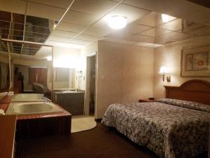 Postel nebo postele na pokoji v ubytování Travelers Lodge