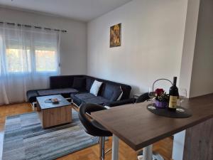 ein Wohnzimmer mit Sofa und Tisch in der Unterkunft Teja- new apartment for 4 person with free parking space in Belgrad