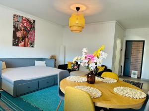 a living room with a table and a bed at Caro Studio in Tunari