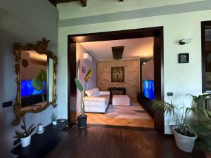 a living room with a couch and a mirror at Casagiardino Sofía in Marina di Varcaturo