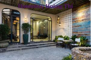 a restaurant with a patio with a table and chairs at Homestay Hoàng Thi in Phan Thiet