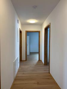 an empty hallway of an apartment with doors open at Mühlviertler Auszeit in Pisling +20 photos