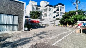 an empty parking lot in front of a building at 花一村の宿 Huayicun Homestay in Hengchun South Gate