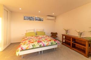 a bedroom with a bed and a wooden table at Finca el Vinche in Guía de Isora