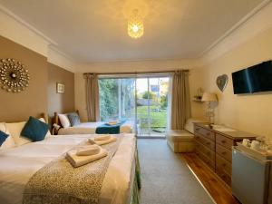 a bedroom with a bed and a living room at Pickwicks Guest House in Oxford