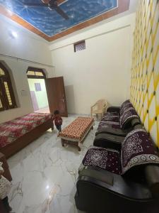 a room with a row of beds in a room at Ravi Tomar Homestay in Phalauda