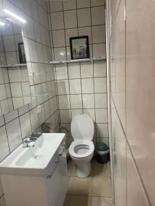 a small bathroom with a toilet and a sink at Chioselle in Chiatra