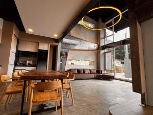 a kitchen and living room with a table and chairs at Aernan Inn in Yuchi +49 photos