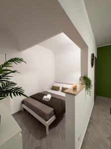 a bedroom with a bed and a green wall at Casa Verdi in Carini