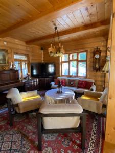 a living room with a couch and a table at Chata Štefička in Josefŭv Dŭl
