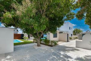 a tree in the courtyard of a house at Loveli Stay Aruba in Oranjestad