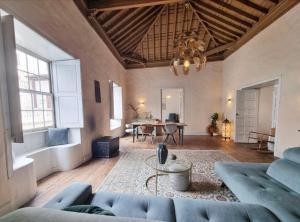 a living room with a couch and a table at OroCasa7 in La Orotava