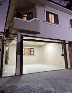 ein offenes Garagentor eines Hauses mit Treppe in der Unterkunft Master Home Digital QUARTOS COMPARTILHADOS in Barueri