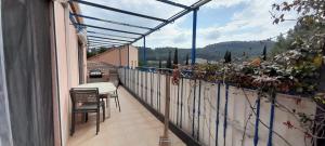 a patio with a table and chairs on a balcony at Haut de villa calme, 2 chambres et vue dégagée - proche calanques in Roquefort-la-Bédoule