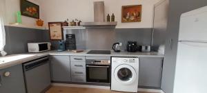 a kitchen with a washing machine and a washer at Haut de villa calme, 2 chambres et vue dégagée - proche calanques in Roquefort-la-Bédoule