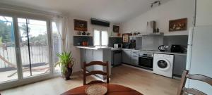 a kitchen with a washer and dryer in it at Haut de villa calme, 2 chambres et vue dégagée - proche calanques in Roquefort-la-Bédoule