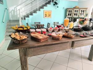 ein Tisch mit Obstkörben und Weingläsern in der Unterkunft Jequitiba Hotel Frente ao Mar in Guarujá