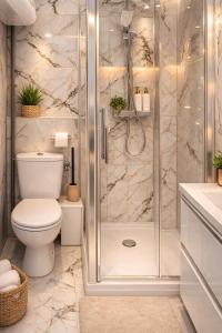 a bathroom with a shower with a toilet and a sink at La Chic Opéra - à 30 secondes min du Vieux-Port- Clim in Marseille