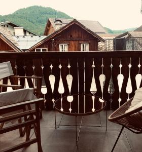a balcony with a coffee table on a balcony at undfein boutique studios in Sankt Gilgen