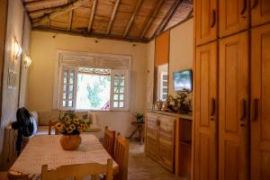 a kitchen with a table with a vase of flowers on it at Casa Coqueville - Charmosa, tranquila e cercada pela natureza em Itacaré in Itacaré