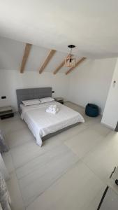 a white bedroom with a bed and a ceiling at Casa Blanca in Caransebeş