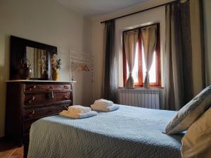 a bedroom with a bed with towels on it at La Casa Tra Gli Ulivi in Cortona