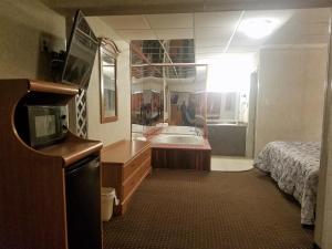 Postel nebo postele na pokoji v ubytování Travelers Lodge