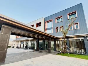 an external view of a building at โรงแรมแซนด์บอกซ์ นครศรีธรรมราช in Nakhon Si Thammarat