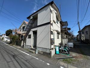 a small white house on the side of a street at JindaijiStudio SAZU222 in Chofu