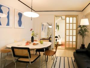 a living room with a white table and chairs at Atelier7419 Songpa in Seoul
