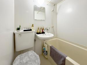 a bathroom with a sink and a bath tub at JindaijiStudio SAZU222 in Chofu +25 photos