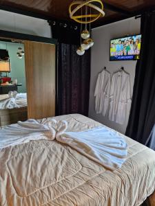 a bedroom with a bed with a bow on it at 2210 CadBox Suíte, Hidro, Churrasqueira, Cozinha Privativo in Sao Jose do Rio Preto