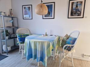a dining room with a table and chairs at Lillebo fred og ro in Græsted