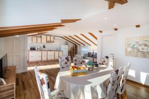 a kitchen and dining room with a table and chairs at Bistra Pakoštane Apartments in Pakoštane